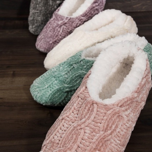 Women’s winter chenille slippers in ivory with bottom grip. NWT SIZE L/XL - Picture 5 of 5